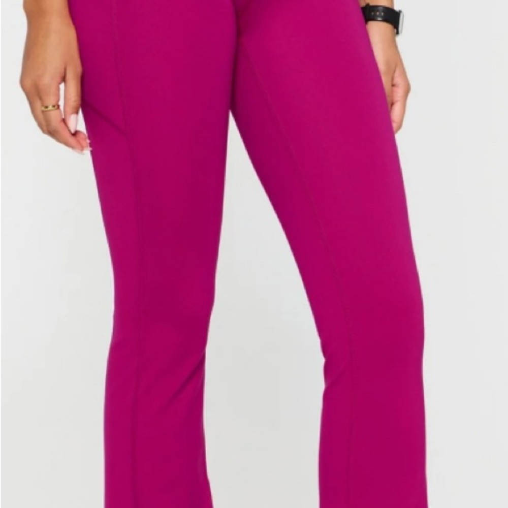 2 Pieces FABLETICS StretchTech™ Kick Flare Scrub Legging & Top. Size: M - Picture 9 of 16